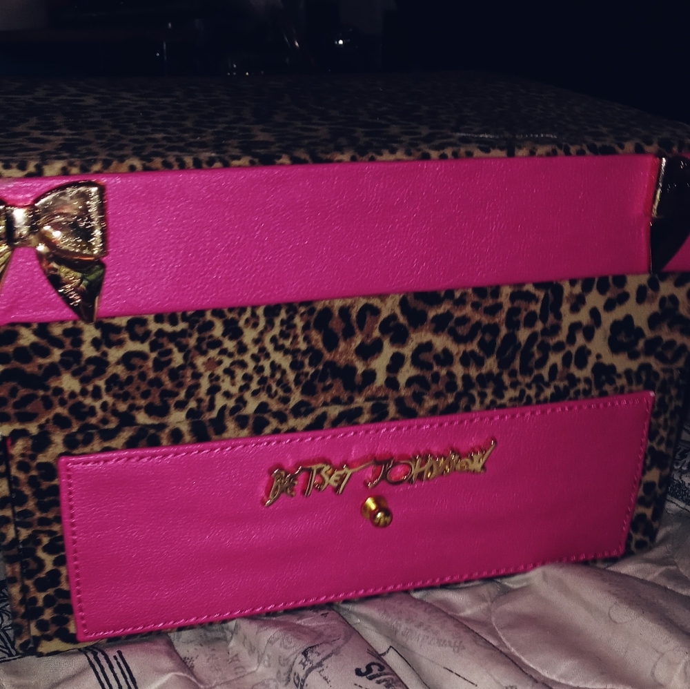 BetseyVille  Box - Picture 3 of 12